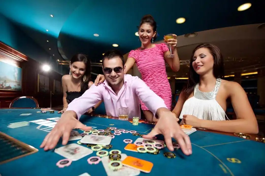 tiket777 login mobile app showing Dragon Tiger in landscape mode with live dealer feed and betting panel
